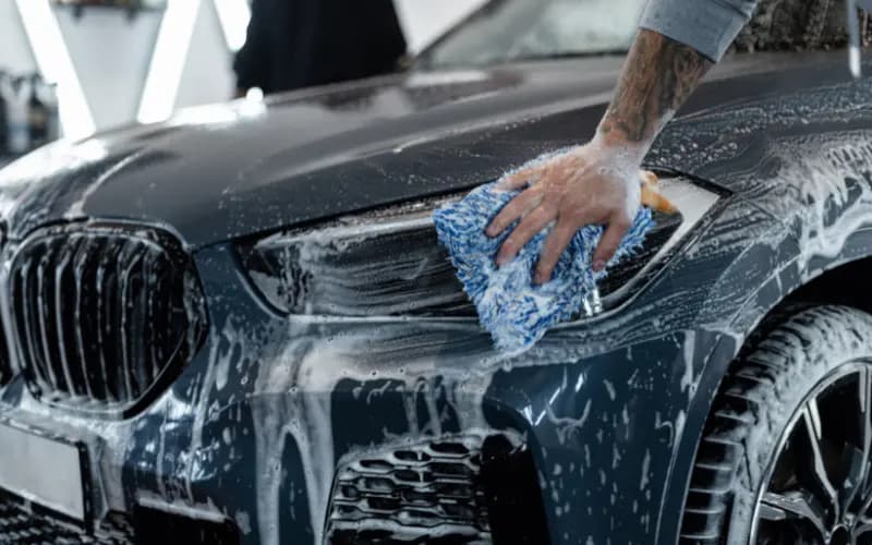 Autopflegeprodukte: Politur und Mikrofasertuch